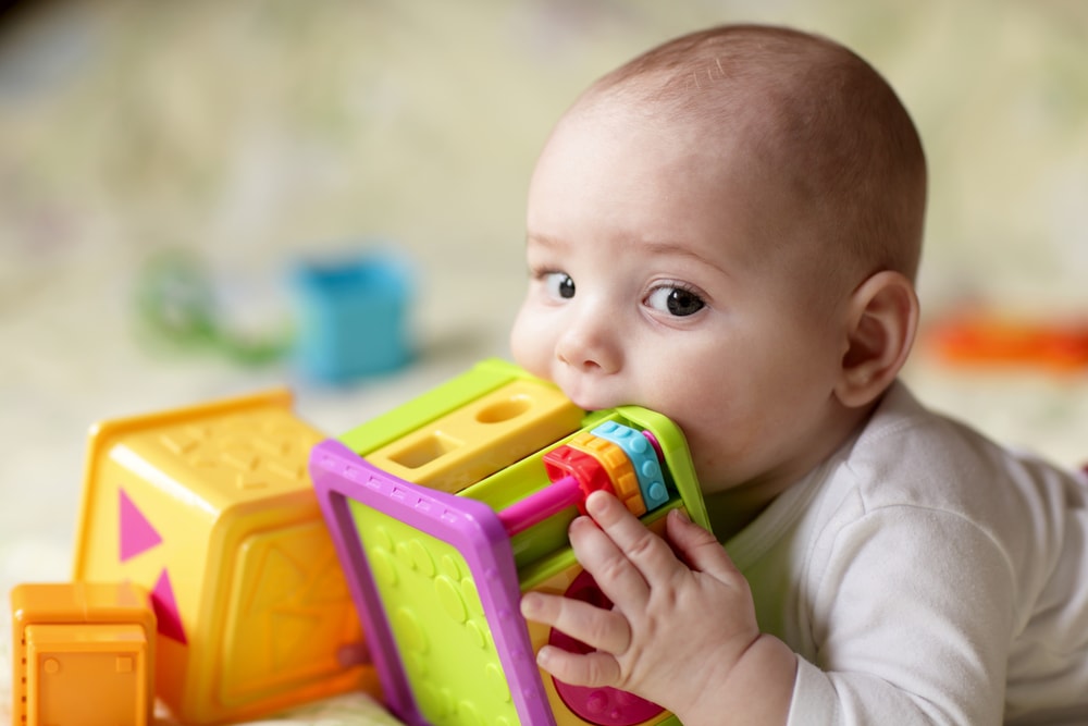 Juguetes para estimular a bebés de 0 a 6 meses, ¡a aprender desde el primer  día!