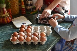 familia cociando con huevos