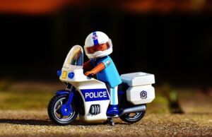 juguete de un policía en una moto